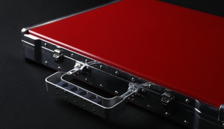 راديو بوك: منتجات فنيّة مصنوعة من مواد مستخدمة من قبل سكوديريا فيراري في حفل إطلاق ’رينيسنس‘، مزيج من التركيبة الإيطالية والثقافة التقليدية اليابانية