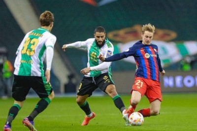 برشلونة يطير لملاقاة ريال مدريد في نهائي كأس السوبر الإسباني