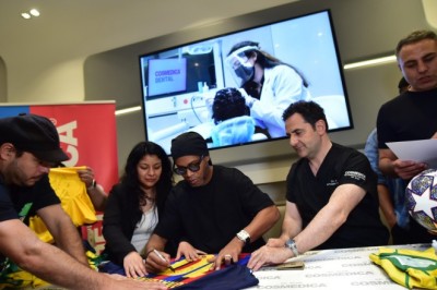 الدكتور ليفينت آكار، مؤسس Cosmedica، يحظى بالثقة للعناية بشعر رونالدينيو